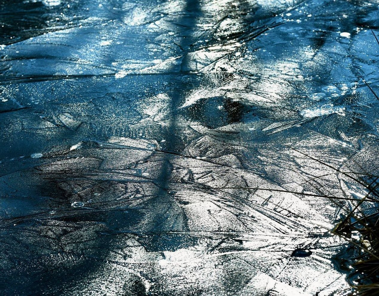 Mapas de lagos de montaña, anotaciones sobre pesca en hielo y guías de seguridad