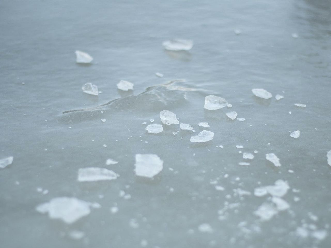 Hielo grueso bajo la luz del atardecer en un lago de montaña